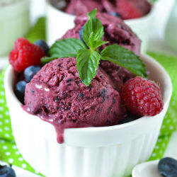 Frozen blackberry yoghurt